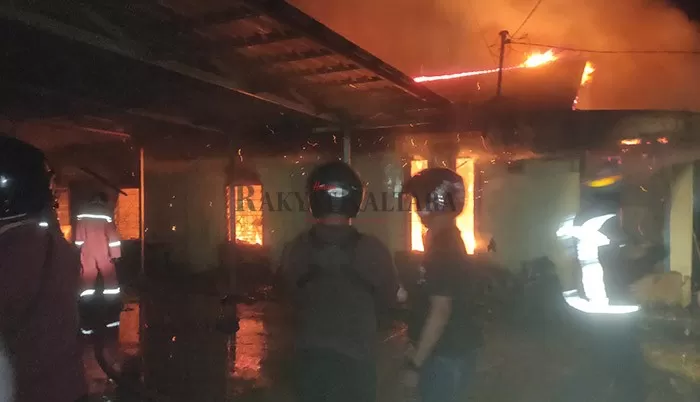KOBARAN API: Personel pemadam kebakaran mencoba memadamkan api di Jalan Imam Bonjol, Gang 4, RT 22, Markoni Kelurahan Pamusian, sekira pukul 22.00 Wita, Minggu malam lalu (22/5).