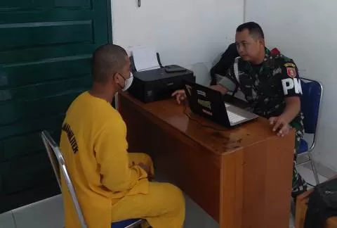 JALANI PEMERIKSAAN: Oknum TNI pelaku pencabulan saat diperiksa Denpom VI/3 Bulungan, pada 23 Mei lalu.