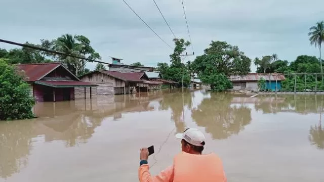 BANJIR KIRIMAN: Kondisi banjir yang merendam rumah warga dengan ketinggian air diperkirakan 2,2 meter merupakan kiriman dari Malaysia.