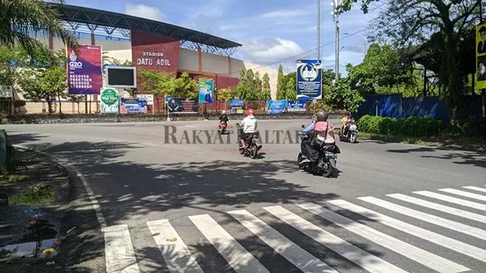 TERAPKAN SATU ARAH: Mesti sistem satu arah ke kiri di kawasan Stadion Datu Adil diterapkan per hari ini (27 Mei), belum ada petugas maupun rambu penunjuk arah di lokasi.