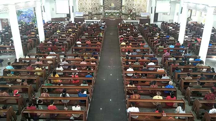 KHIDMAT: Jemaat Gereja Santa Maria Imakulata Tarakan nampak khidmat saat ibadah Misa kenaikan Isa Almasih, Kamis (26/5).