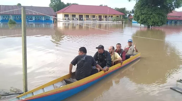 DARURAT BENCANA: Banjir masih menggenangi Kecamatan Sembakung, terlihat sejumlah warga beraktivitas menggunakan perahu.