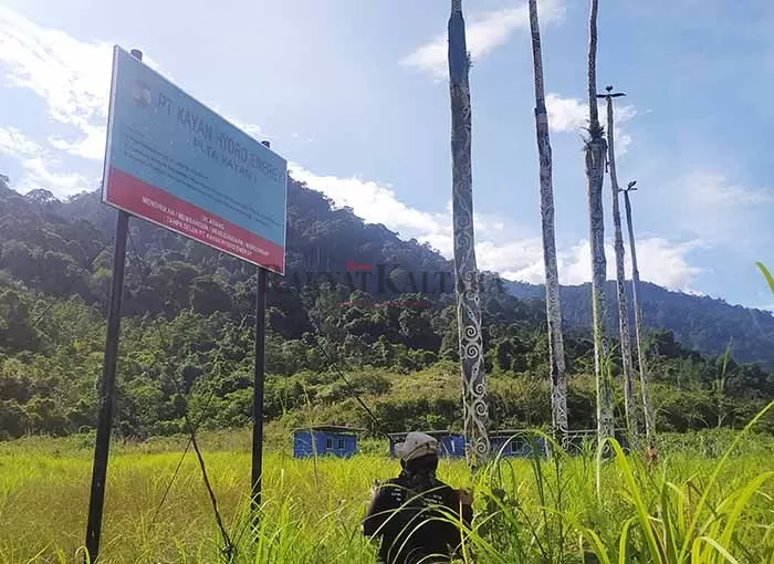 PLANG PERIZINAN: PT KHE memasang plang di lokasi pembangunan PLTA Sungai Kayan, di Tugu Lima Muara Pangean, Kecamatan Peso, Kabupaten Bulungan.