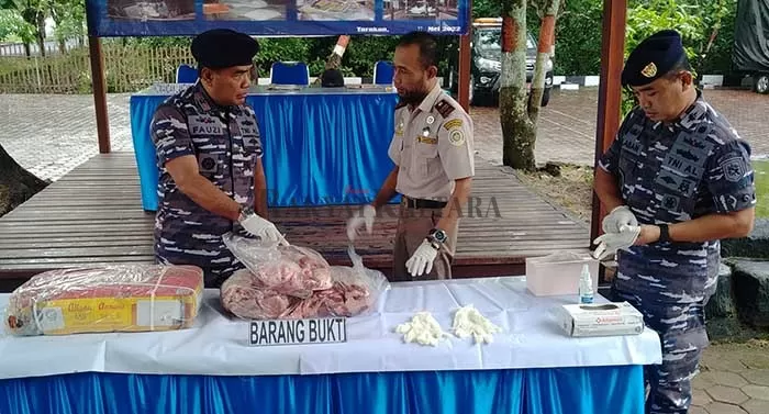 DARI MALAYSIA: Sebanyak 380 kg daging ilegal saat dilimpahkan oleh Lantamal XIII Tarakan ke kantor Balai Karantina Pertanian Tarakan, Jumat (27/5).