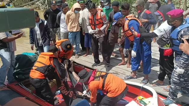 KORBAN DITEMUKAN: Pencarian hari kedua terhadap korban perahu terbalik membuahkan hasil dengan kondisi sudah meninggal dunia, Selasa (31/5).