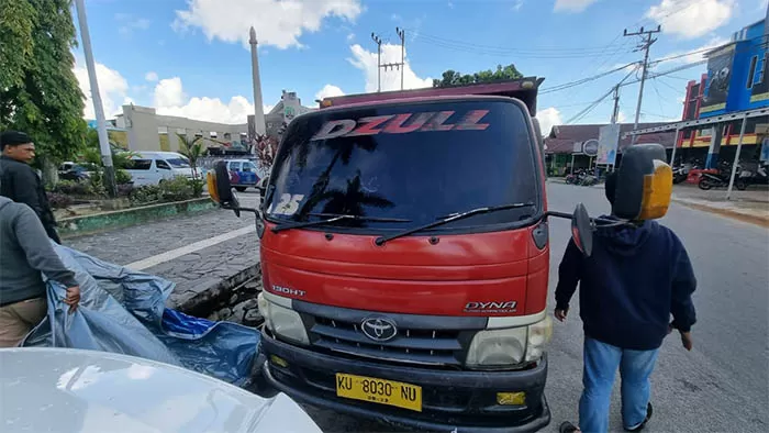MEMAKAN KORBAN JIWA: Dump truk yang diamankan Satlantas Polres Nunukan sebagai barang bukti kejadian laka lantas.