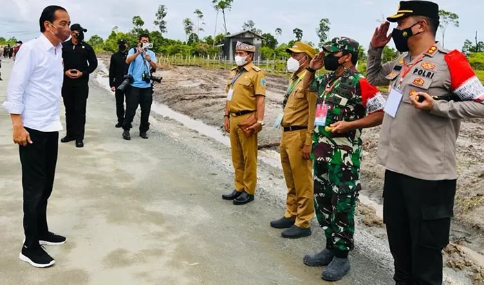 KAWASAN INDUSTRI: Presiden RI Joko Widodo (kiri) saat berada di Kawasan Industri Hijau Indonesia (KIHI) Tanah Kuning-Mangkupadi, pada Desember tahun lalu.