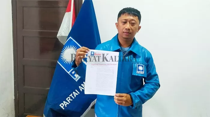 PERLIHATKAN SK: Sekjen DPD PAN Kaltara Makbul saat menunjukkan SK pembatalan pemberhentian tetap Khaeruddin Arief Hidayat sebagai anggota PAN dan anggota DPRD Kaltara, Selasa (7/6).