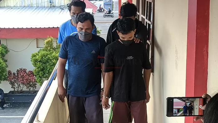 BUDAK NARKOBA: Dua tersangka diduga pengedar sabu berinisial SP dan SH saat dibawa ke ruang penyidik Satresnarkoba Polres Tarakan, Rabu (8/6).