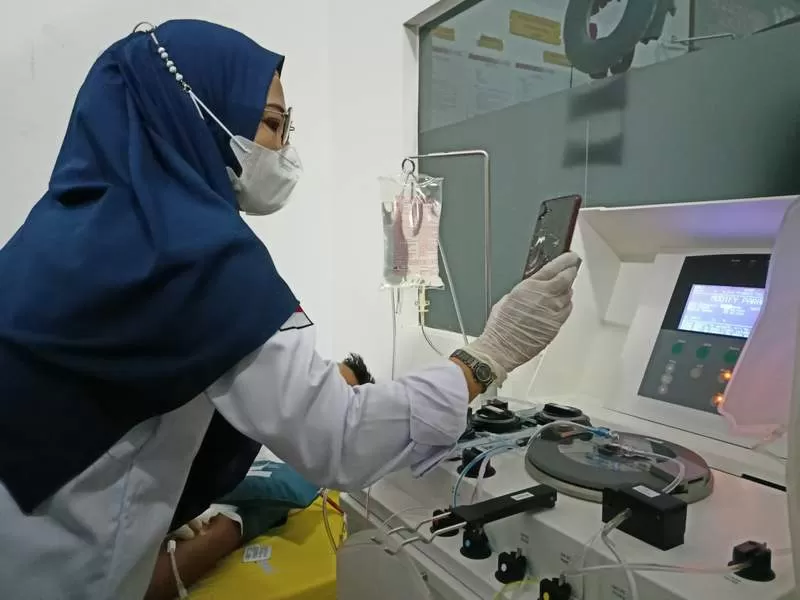 PLASMA DARAH. Alat apheresis saat dioperasikan di kantor PMI Kota Tarakan, Selasa (14/6).(SEPTIAN ASMADI/HRK)