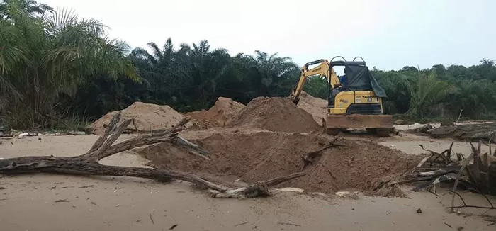 MERESAHKAN WARGA: Alat berat di lokasi penambangan pasir pantai ilegal di Sungai Batang Pulau Sebatik Nunukan.