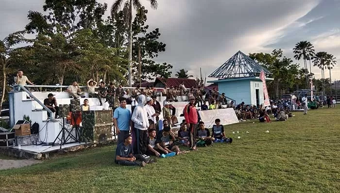 PERLU DIPERBAIKI: Kondisi tempat duduk penonton di Lapangan Ahmad Yani Tanjung Selor banyak yang rusak.