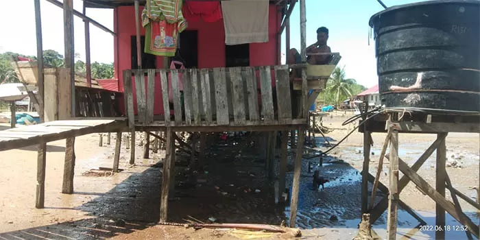 TERANCAM AMBRUK: Salah satu rumah warga pesisir Pulau Sebatik yang terdampak abrasi mulai miring dan terancam roboh.