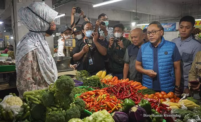 Menteri Perdagangan, Zulkifli Hasan meninjau barang kebutuhan pokok (bapok) di Pasar Kosambi, Bandung, Kamis (23 Juni 2022).