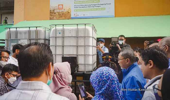 Menteri Perdagangan, Zulkifli Hasan meninjau stock point Minyak Goreng Curah Rakyat (MGCR) di Pasar Kramat Jati, Jakarta, Sabtu (25 Juni 2022).