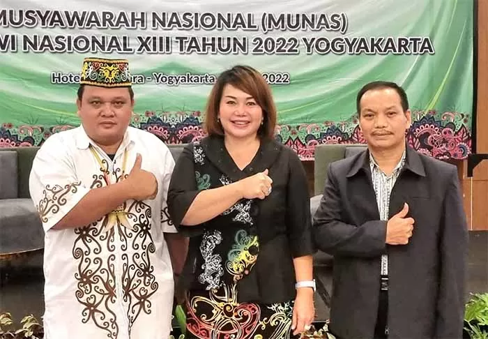 TINGKAT NASIONAL: Anggota Komisi I DPRD Kaltara Norhayati Andris (tengah) saat mendampingi kontingen Kaltara di ajang Pesparawi Nasional XIII.