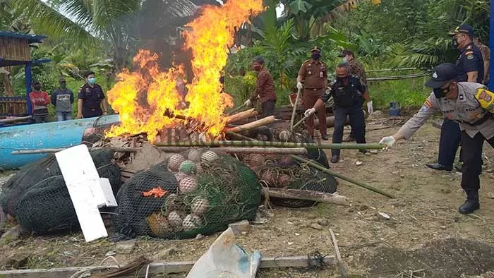 WNA BERULAH: Barang bukti peralatan nelayan WNA yang dimusnahkan dengan cara dibakar merupakan pengungkapan tindak pidana perikana di perairan Indonesia.