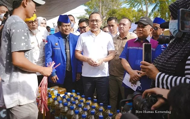 Menteri Perdagangan, Zulkifli Hasan meninjau ketersediaan stok dan harga minyak goreng di Pasar Toaya, Donggala, Sulawesi Tengah, Rabu (29 Juni).