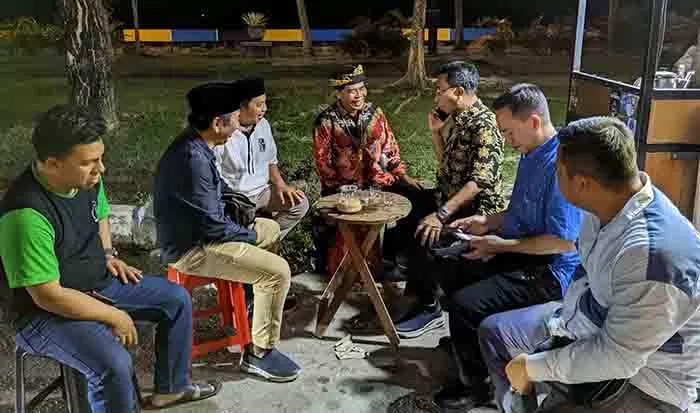 SUASANA AKRAB: Gubernur Kaltara Drs H Zainal A Paliwang SH, M.Hum (mengenakan singal) berdiskusi dengan pengurus KAHMI di Tanjung Selor, Selasa (28/6) malam.