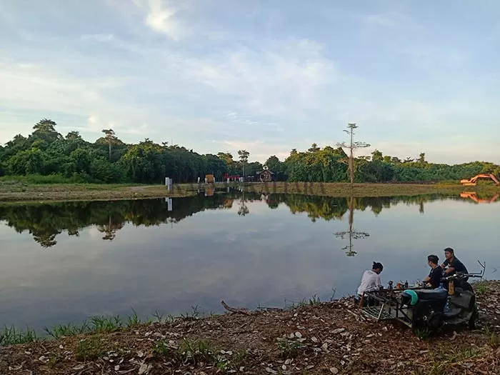 MULAI DIBENAHI: Kolam yang terdapat di kawasan Hutan Kota Bunda Hayati bakal digunakan untuk event di kalangan kawula muda Tanjung Selor.