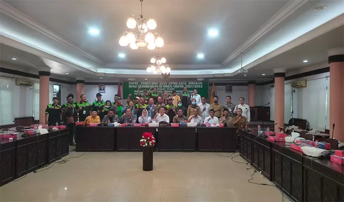 BAHAS KETENAGAKERJAAN: Rapat dengar pendapat membahas ketenagakerjaan di Kahutindo, beberapa waktu lalu.