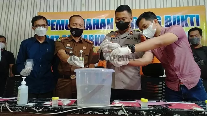 DIMUSNAHKAN. Wakapolres Tarakan, Kompol Ariantoni Utama Bangalino memusnahkan baranh bukti sabu, Rabu (29/6).(SEPTIAN ASMADI/HRK)