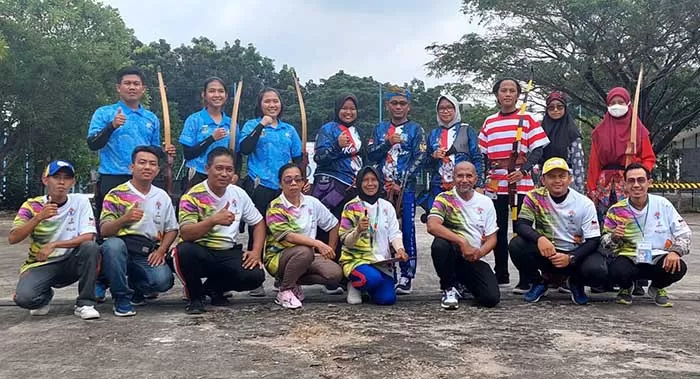 MEDALI EMAS: Tim panahan tradisional Portina Kaltara berhasil meraih medali emas di Fornas VI Palembang.