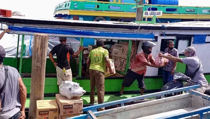 KEMBALI BEROPERASI: Bongkar muat sembako yang diangkut kapal untuk ke wilayah pedalaman di Kabupaten Nunukan.
