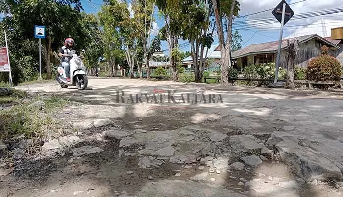 PERLU PERBAIKAN: Kondisi jalan poros Selimau masih banyak yang mengalami kerusakan dan segera butuh perbaikan.