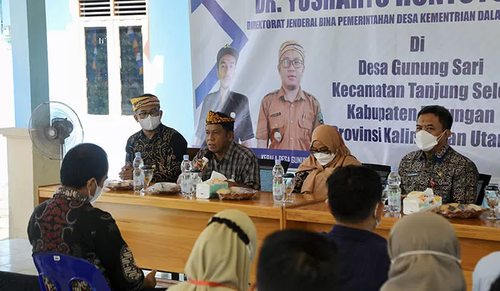 ASET DESA: Kepala DPMD Kaltara Edy Suharto mendampingi kunjungan kerja Dirjen Pemdes Kemendagri Yusharto beberapa waktu lalu.