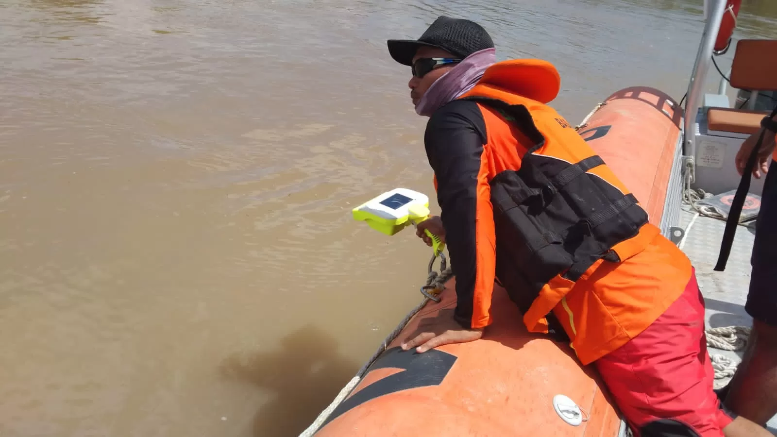 DILAKUKAN PENCARIAN. Personel SAR Tarakan mencoba menggunakan alat aqua eye dalam pencarian korban diduga tenggelam di Sungai Teluk Sanggan, Kabupaten Malinau, Minggu (4/7).(SAR TARAKAN FOR HRK)
