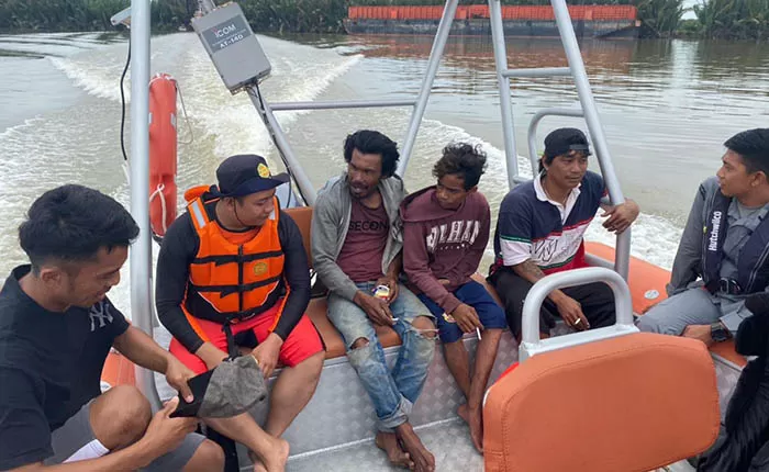 DIEVAKUASI: Kelima korban yang dilaporkan hilang kontak saat dievakuasi menggunakan RIB Basarnas dari Tanjung Selor menuju Tarakan, Jumat (8/7).