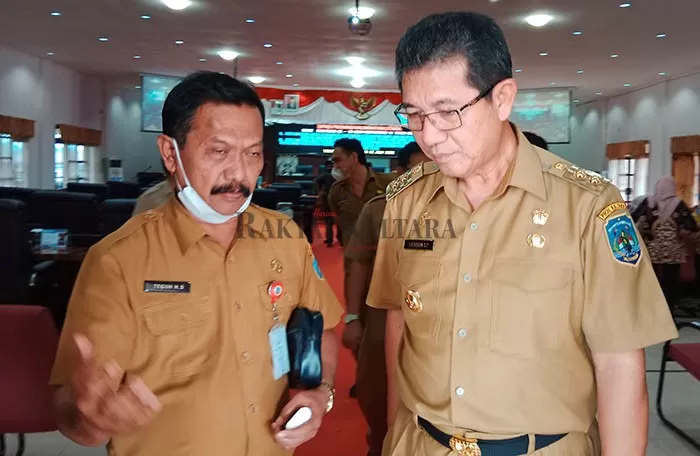 BIDANG PENDIDIKAN: Wakil Gubernur Kaltara Yansen Tipa Padan (kanan) berdiskusi dengan Kepala Disdikbud Kaltara Teguh Henri Sutanto, kemarin (12/7).