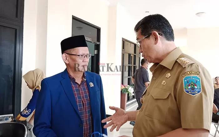 DISKUSI RINGAN: Wakil Gubernur Kaltara Yansen TP (kanan) berbincang dengan Wakil Ketua DPRD Kaltara Andi Hamzah.