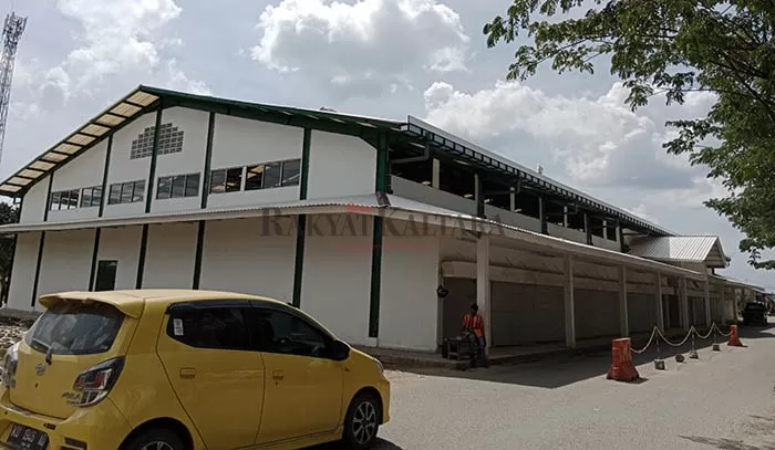TUAI SOROTAN: Bangunan pasar buah yang berada di kawasan Pasar Induk Tanjung Selor dinilai terlalu dekat dengan badan jalan.