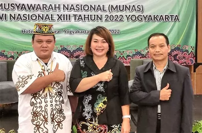TINGKAT NASIONAL: Anggota Komisi I DPRD Kaltara Norhayati Andris (tengah) saat mendampingi kontingen Kaltara di ajang Pesparawi Nasional XIII yang terlaksana Juni lalu.