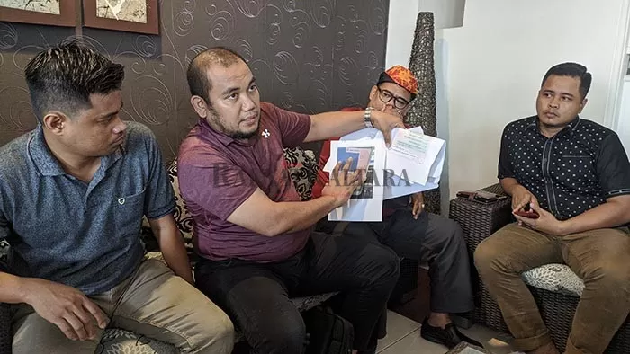 DILAPORKAN KE POLDA KALTARA: Muklis Ramlan (tengah) selaku Bidang Pencegahan Korupsi TGUPP Kaltara mendampingi pelapor terkait adanya dugaan jual beli jabatan.