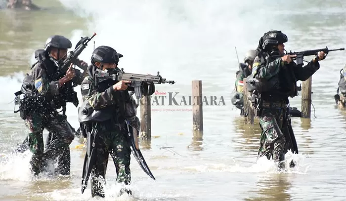 LATIHAN PEMANTAPAN: Prajurit Satkopaska Koarmada II menggelar latihan pemantapan infiltrasi dan eksfiltrasi di Pantai Amal, Rabu (27/7).