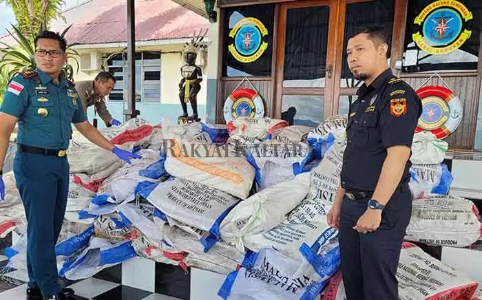 AMANKAN BARANG BUKTI: Upaya penyelundupan daging ilegal dari Malaysia yang akan dikirim ke Tarakan digagalkan Prajurit Lanal Nunukan.