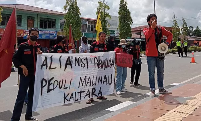 AKSI DAMAI: Aliansi Pemuda Peduli Malinau menyambangi kantor DPRD Kaltara untuk menyampaikan 5 tuntutan terkait pencemaran Sungai Malinau, Rabu (27/7).