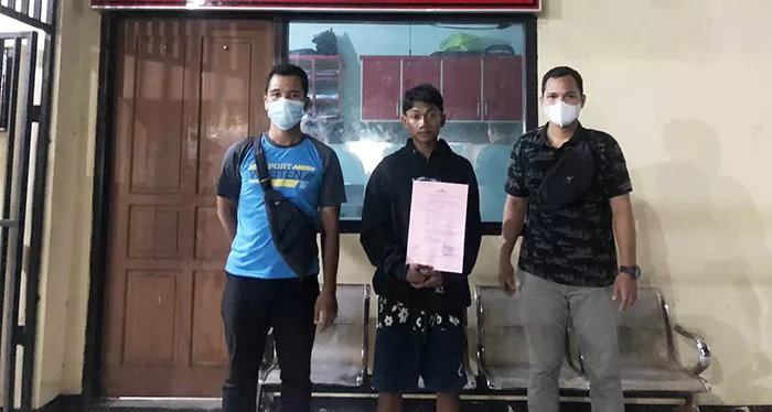 DIBEKUK: Personel Satresnarkoba Polres Tarakan mengamankan anak yang masih di bawah umur (tengah) membawa narkotika jenis sabu.