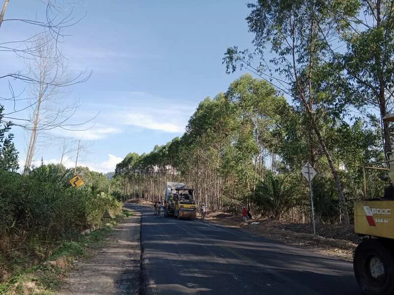 PERAWATAN: BPJN Kaltara melakukan pemeliharaan serta mengurangi tanjakan pada jalan yang menjadi kewenangan BPJN. Salah satunya jalan di Sekatak Buji menuju Malinau.