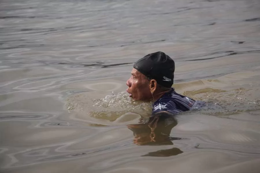 PEMECAH REKOR:Ibrahim Rusli saat berenang di Sungai Kayan, mempersiapkan diri sebelum ikut berenang di Selat Bali, Agustus mendatang. Martinus/Rakyat Kaltara