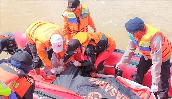TAK BERNYAWA: Korban Tri Marsudion (29) yang diduga tenggelam telah berhasil ditemukan sejauh 1,2 NM dari LKP, Senin (1/8).
