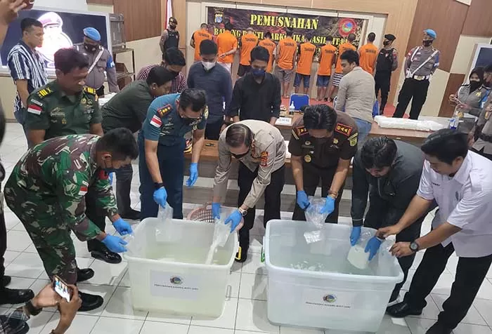 PENGUNGKAPAN NARKOBA: Pemusnahan barang bukti sabu yang diamankan medio Juli 2022 di Polres Nunukan, kemarin (3/8).