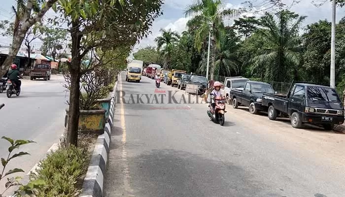 BELUM TERURAI: Kendaraan roda empat yang mengisi BBM jenis Solar masih terlihat mengular di sepanjang Jalan Sengkawit Tanjung Selor.