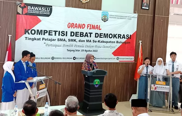 DEBAT DEMOKRASI: Pertemukan pelajar SMAN 1 Tanjung Selor dengan MAN Bulungan saat lomba debat yang berlangsung di Jalan Ahmad Yani, Kantor Perpustakaan Bulungan.