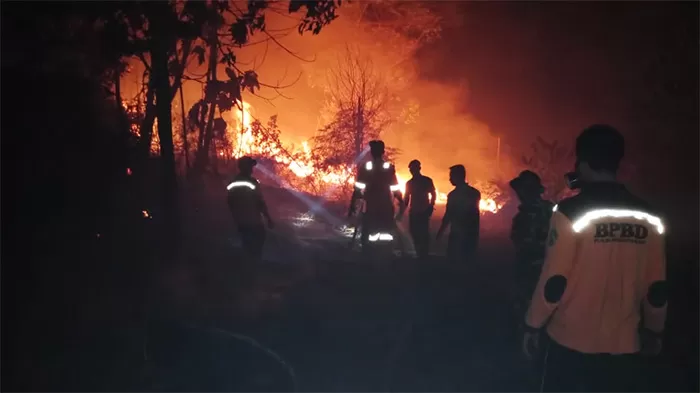 PENANGGULANGAN BENCANA: Personel BPBD berusaha memadamkan api saat kejadian Karhutla di wilayah Kaltara pada 2021 lalu.