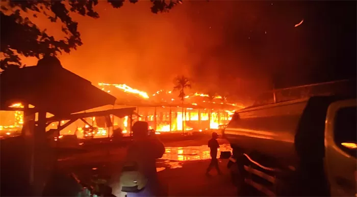 UPAYA PEMADAMAN API: Kebakaran yang menghanguskan kantor KPU KTT terjadi pada Rabu (10/8) malam lalu.