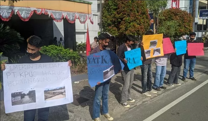 BENTUK PROTES: Belasan mahasiswa dari LMND Kaltara melakukan aksi diam di depan kantor PT KPUC, Senin (15/8), karena adanya dugaan pencemaran sungai di Malinau.